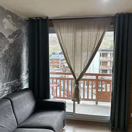 With Mountain View Balcony لو دوز آلب