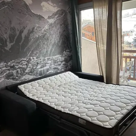 With Mountain View Balcony شقة