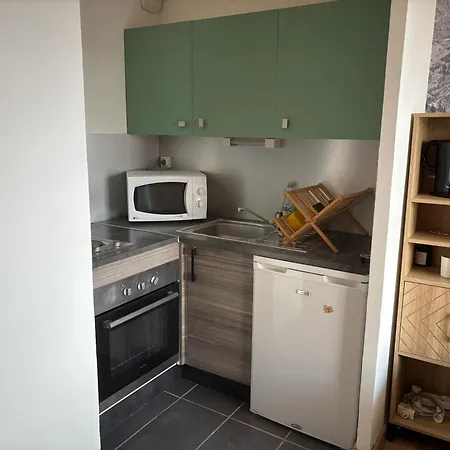 With Mountain View Balcony شقة