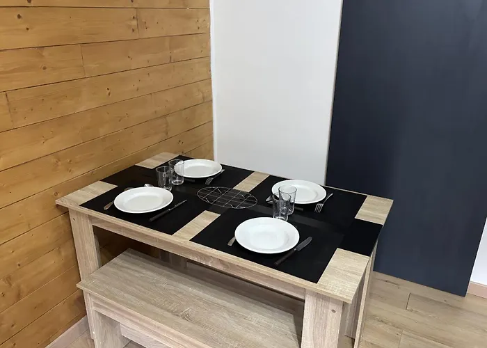 With Mountain View Balcony Apartment *